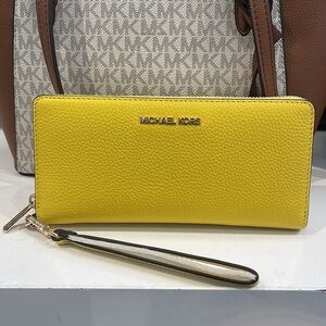 MICHAEL KORS JST 
Leather Continental Wristlet Phone Case Wallet Sunshine